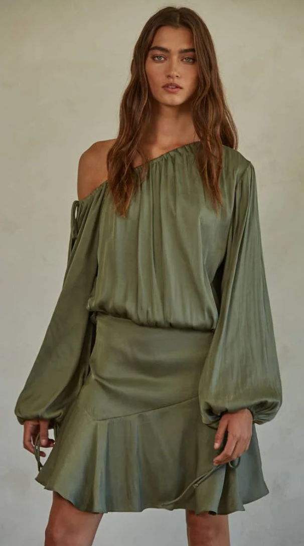 Off shoulder dress on model - boutique cheney washington 